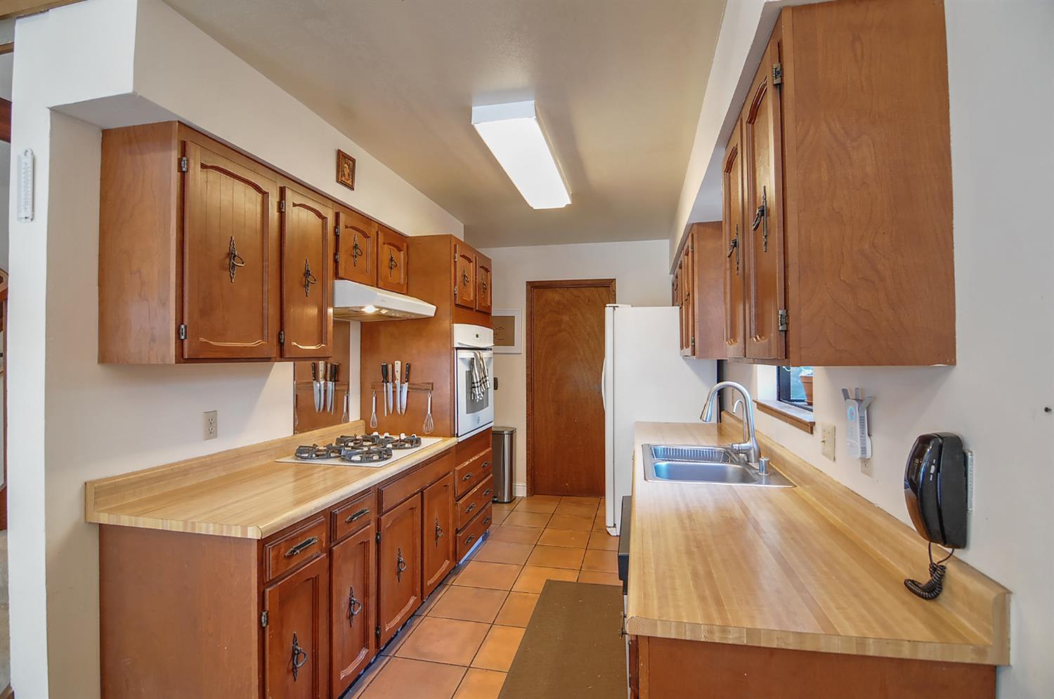 16914 Pasquale Road Nevada City, CA 95959 - Photo 17 of 32 a kitchen that has a lot of cabinets in it