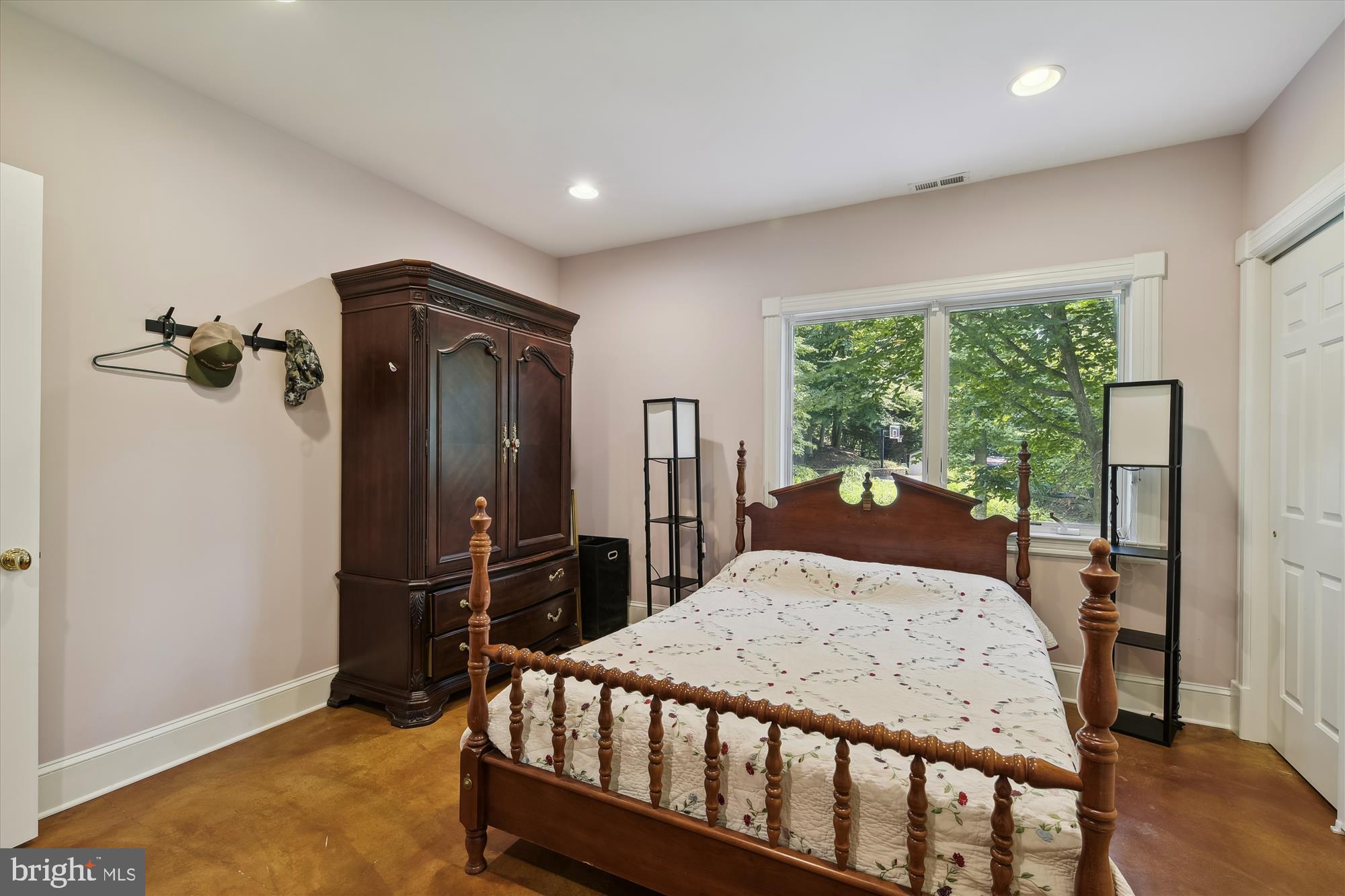 357 Forest Beach Road Annapolis, MD 21409 - Photo 27 of 91 a bed sitting in a room next to a window