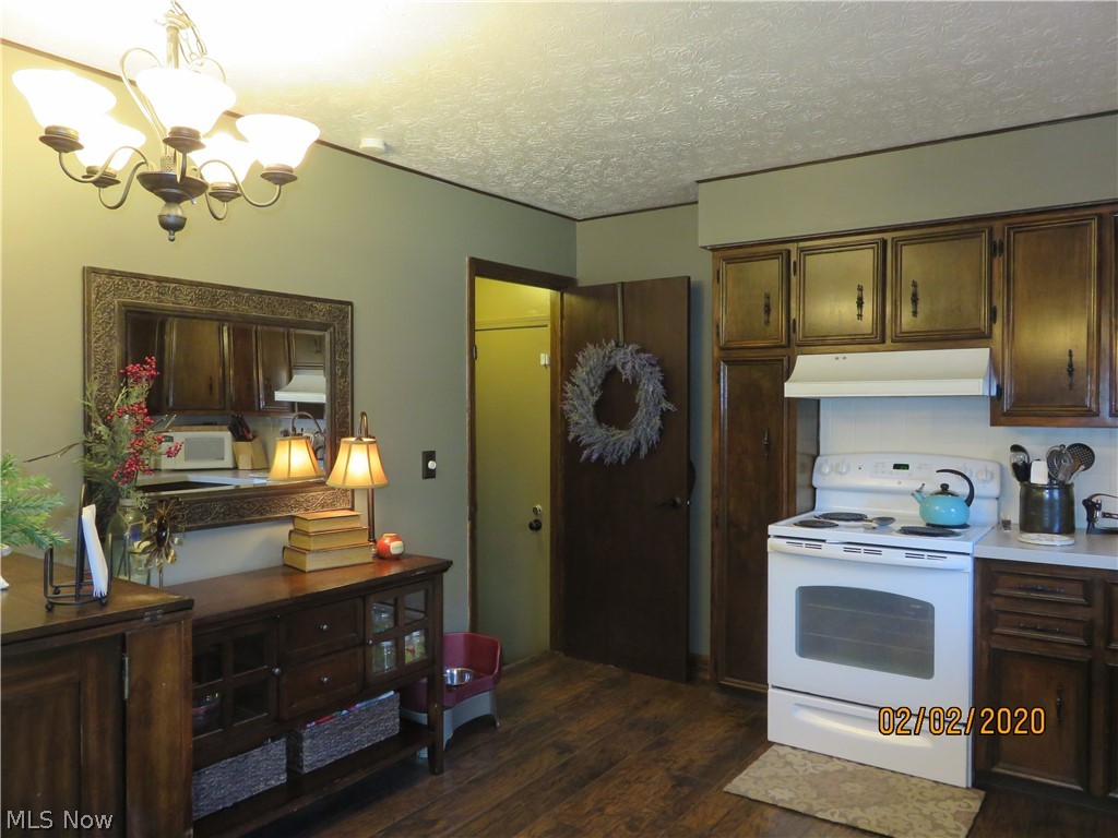 1871 Nichols Road Akron, OH 44312 - Photo 8 of 27 Nice Kitchen, all appliances stay!