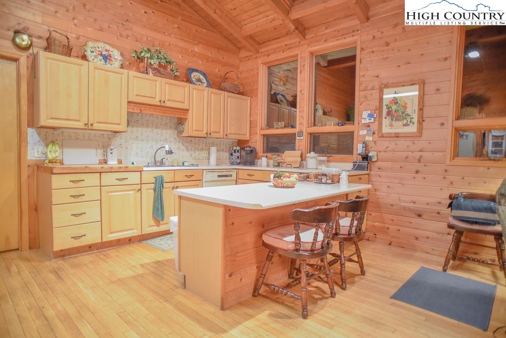129 Lakeview Road Newland, NC 28657 - Photo 8 of 30 Gallery Image 8