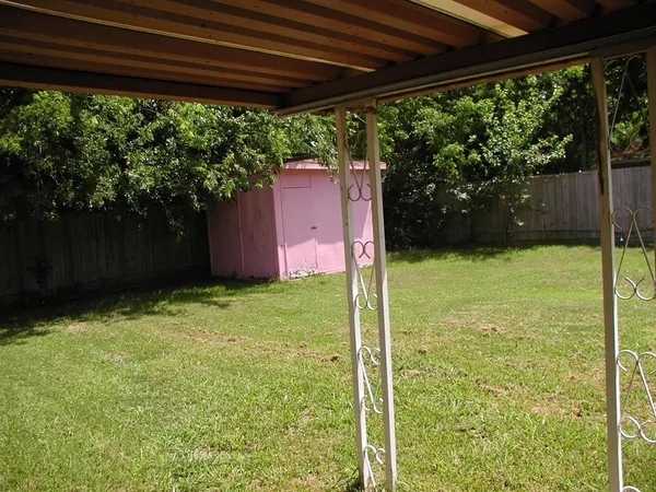 a view of a backyard