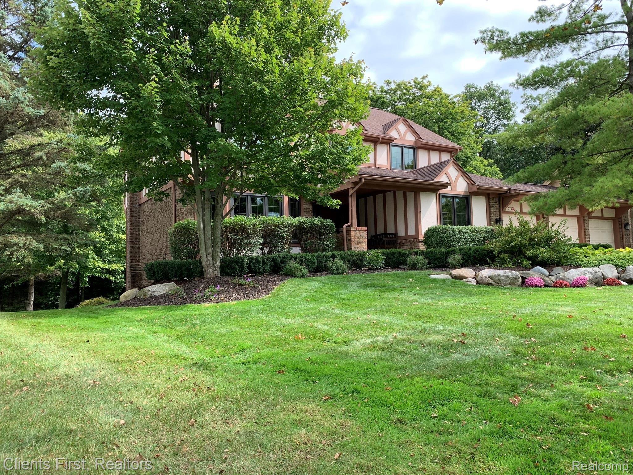 31231 Country Ridge Circle Farmington, MI 48331 - Photo 4 of 73 IMG_1680.JPEG