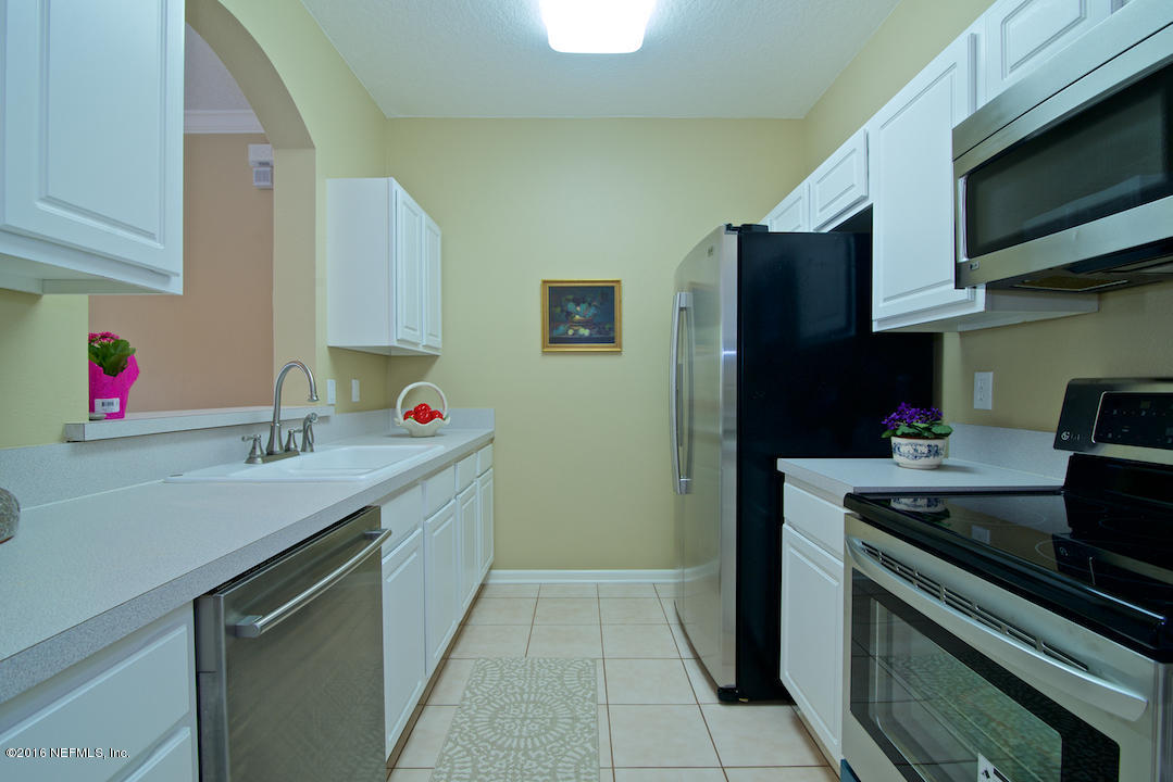 10550 Baymeadows Road, Unit 921 Jacksonville, FL 32256 - Photo 10 of 22 Large Galley Kitchen