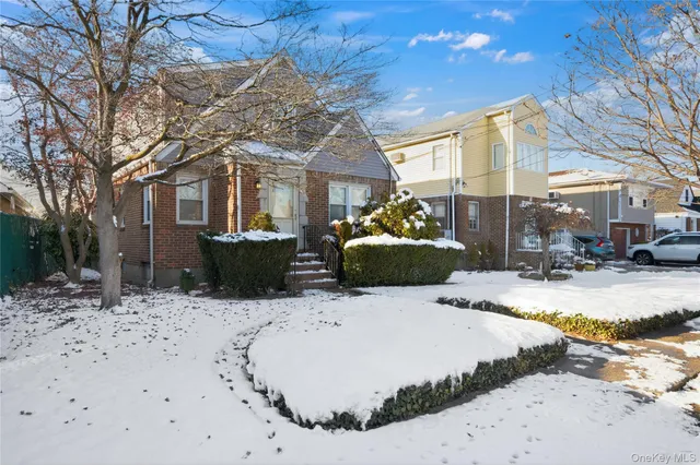 $670,000 | 76 West End Avenue, Valley Stream, NY 11580