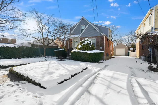 $670,000 | 76 West End Avenue, Valley Stream, NY 11580