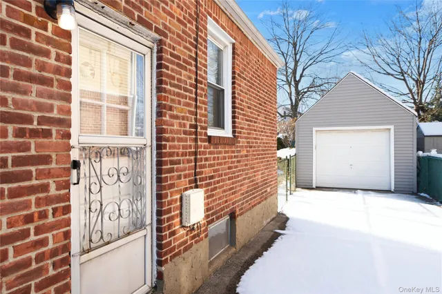 $670,000 | 76 West End Avenue, Valley Stream, NY 11580