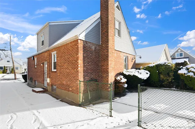 $670,000 | 76 West End Avenue, Valley Stream, NY 11580