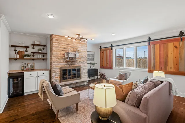 $600,000 | 8930 North Maitland Road, Bayside, WI 53217