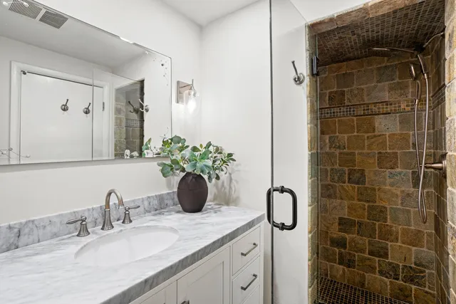 $600,000 | 8930 North Maitland Road, Bayside, WI 53217