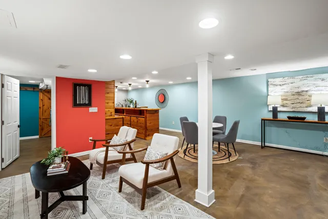 $600,000 | 8930 North Maitland Road, Bayside, WI 53217