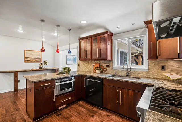 $600,000 | 8930 North Maitland Road, Bayside, WI 53217