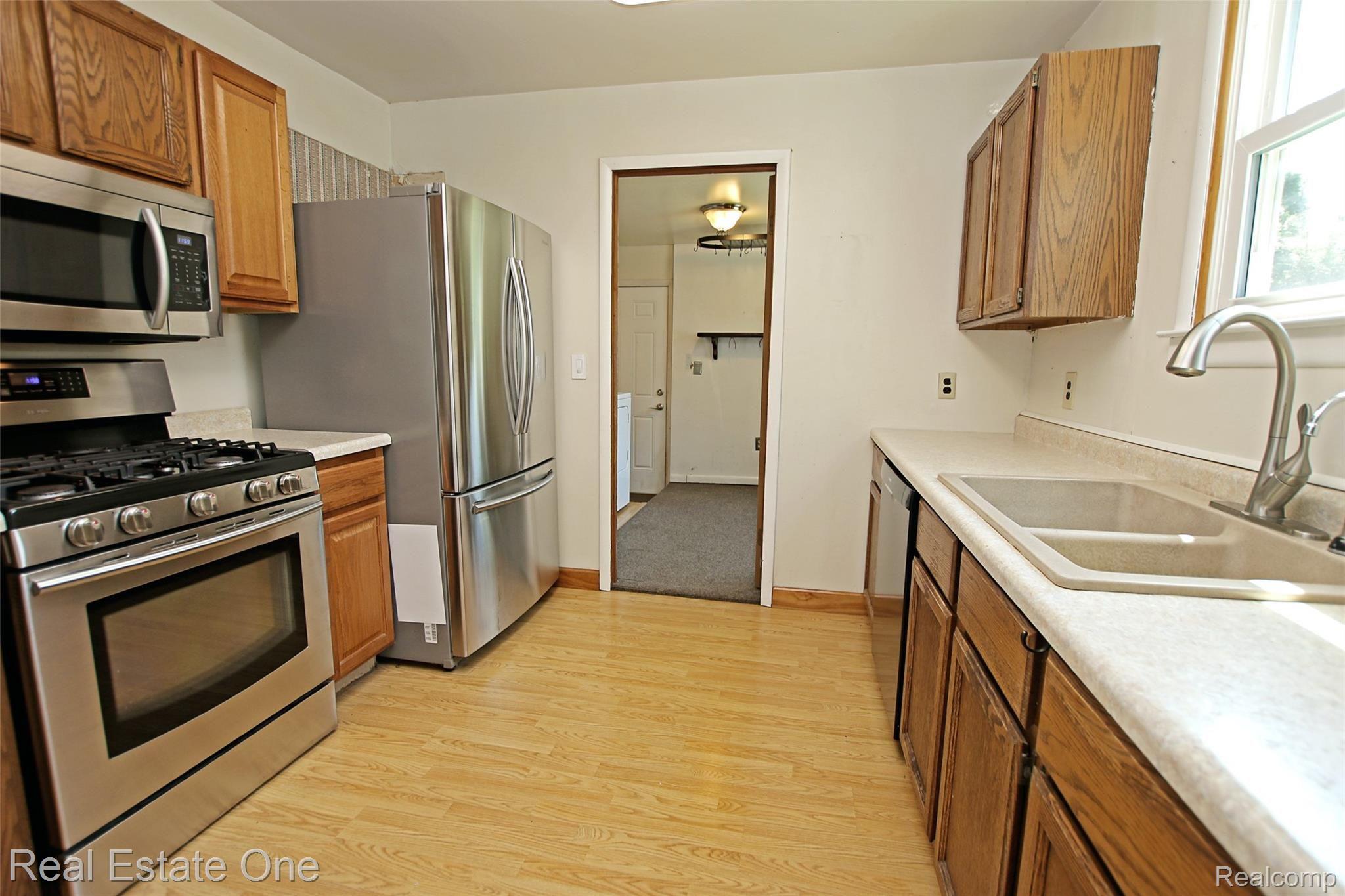 4321 Howe Road Grand Blanc, MI 48439 - Photo 14 of 40 15) Kitchen.jpg