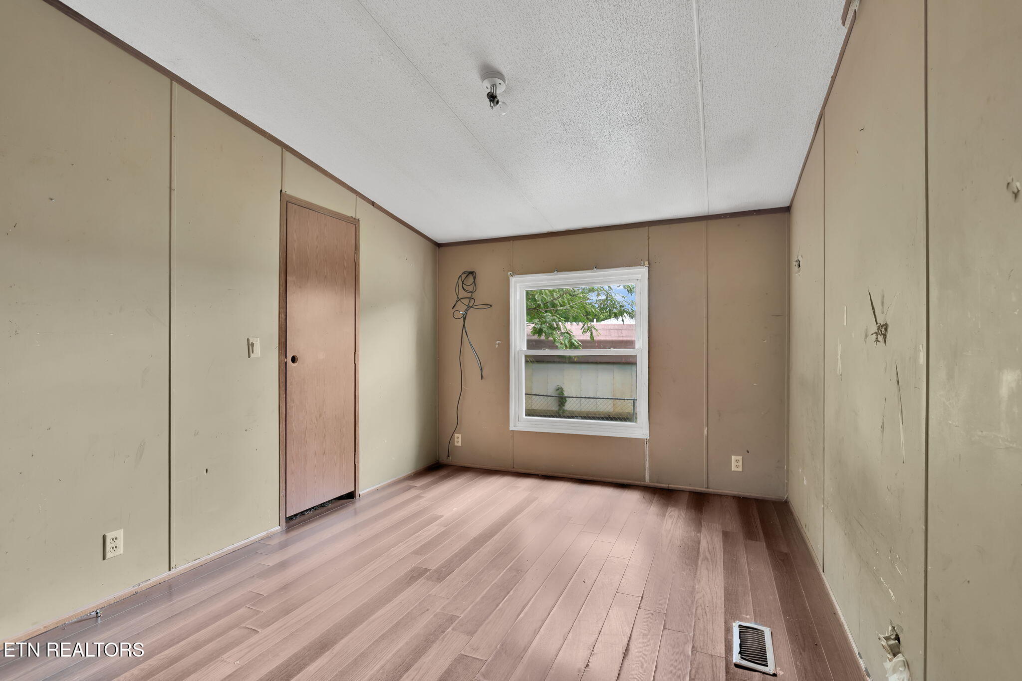 445 West Broad Street Clinton, TN 37716 - Photo 15 of 17 10-web-or-mls-Broad-3020