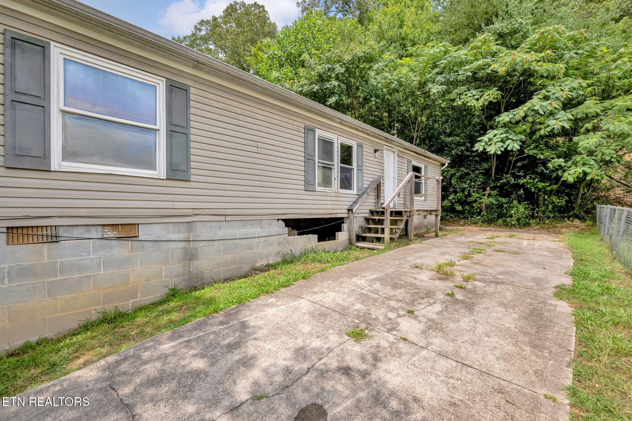 445 West Broad Street Clinton, TN 37716 - Photo 2 of 17 15-web-or-mls-Broad-3816