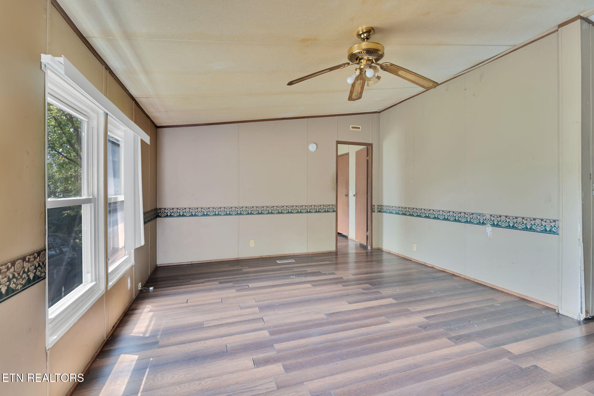 445 West Broad Street Clinton, TN 37716 - Photo 4 of 17 1-web-or-mls-Broad-2989