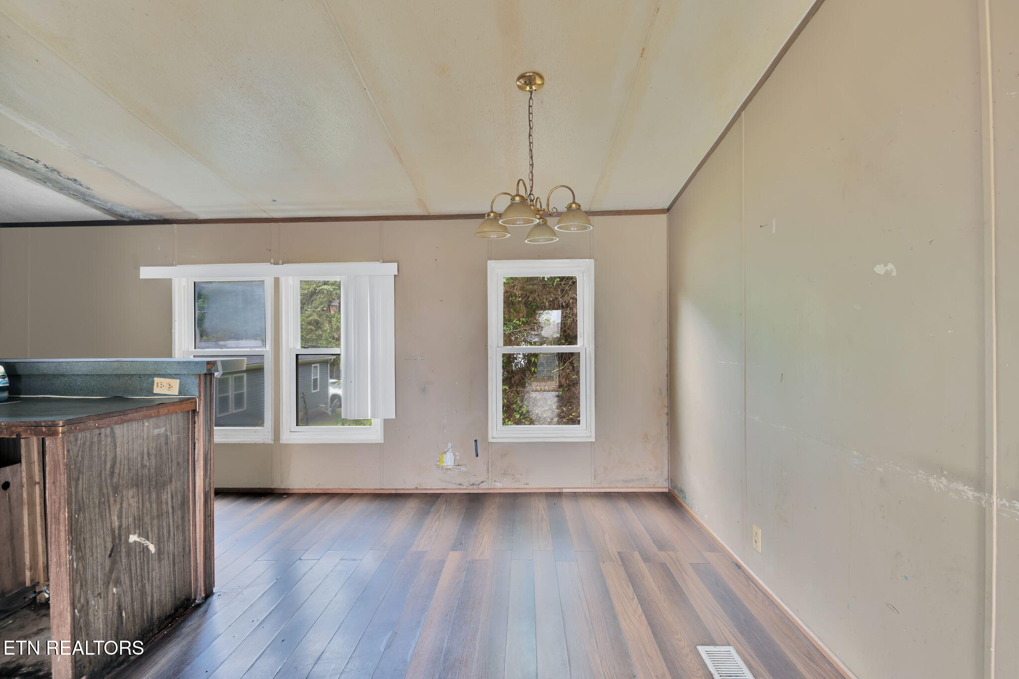 445 West Broad Street Clinton, TN 37716 - Photo 8 of 17 3-web-or-mls-Broad-2995