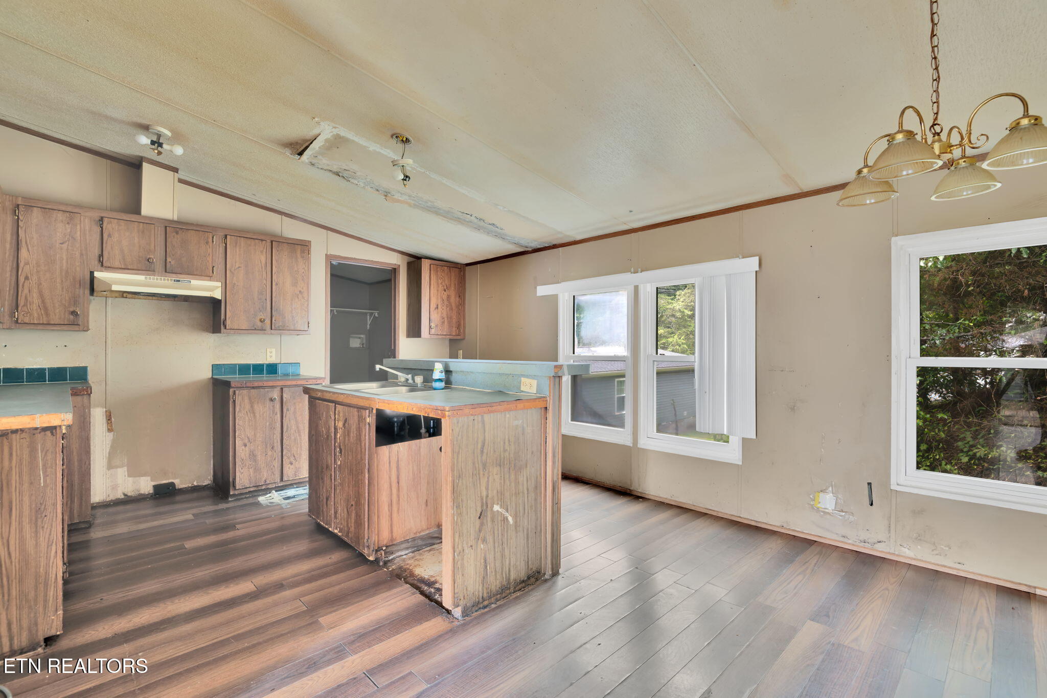 445 West Broad Street Clinton, TN 37716 - Photo 9 of 17 4-web-or-mls-Broad-2998