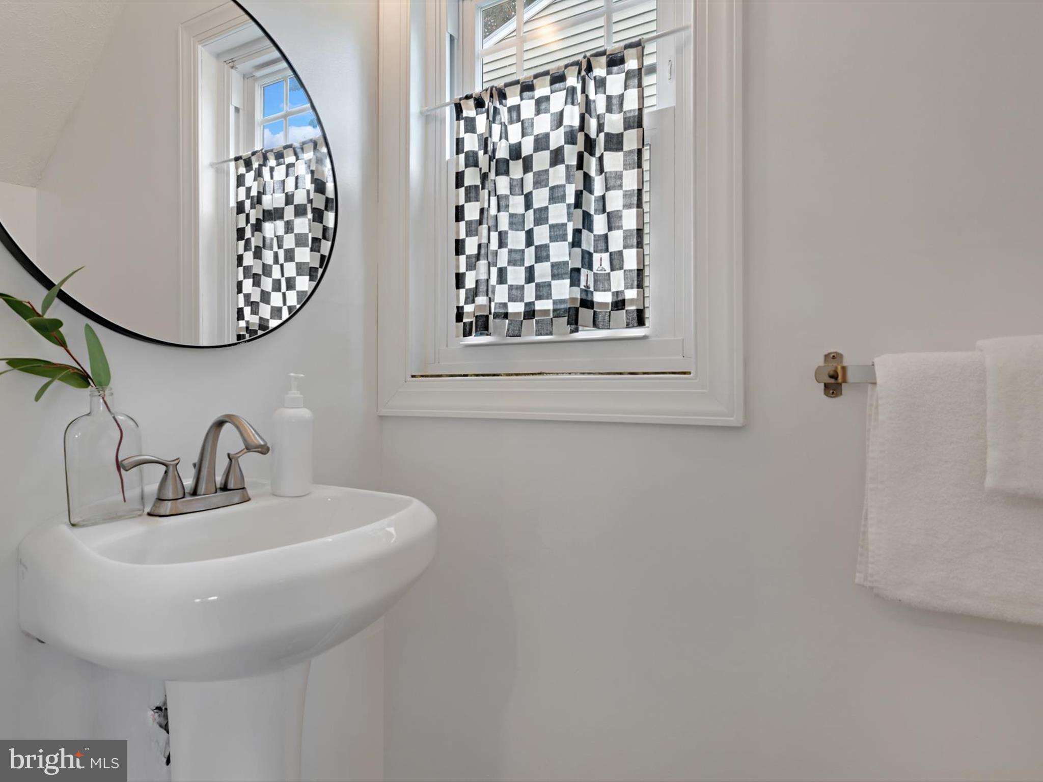 1616 Knoxville Road Edgewater, MD 21037 - Photo 6 of 54 Powder room on main level