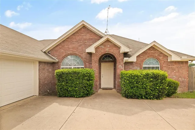 $2,400 | 200 Flower Meadows, Waxahachie, TX 75165