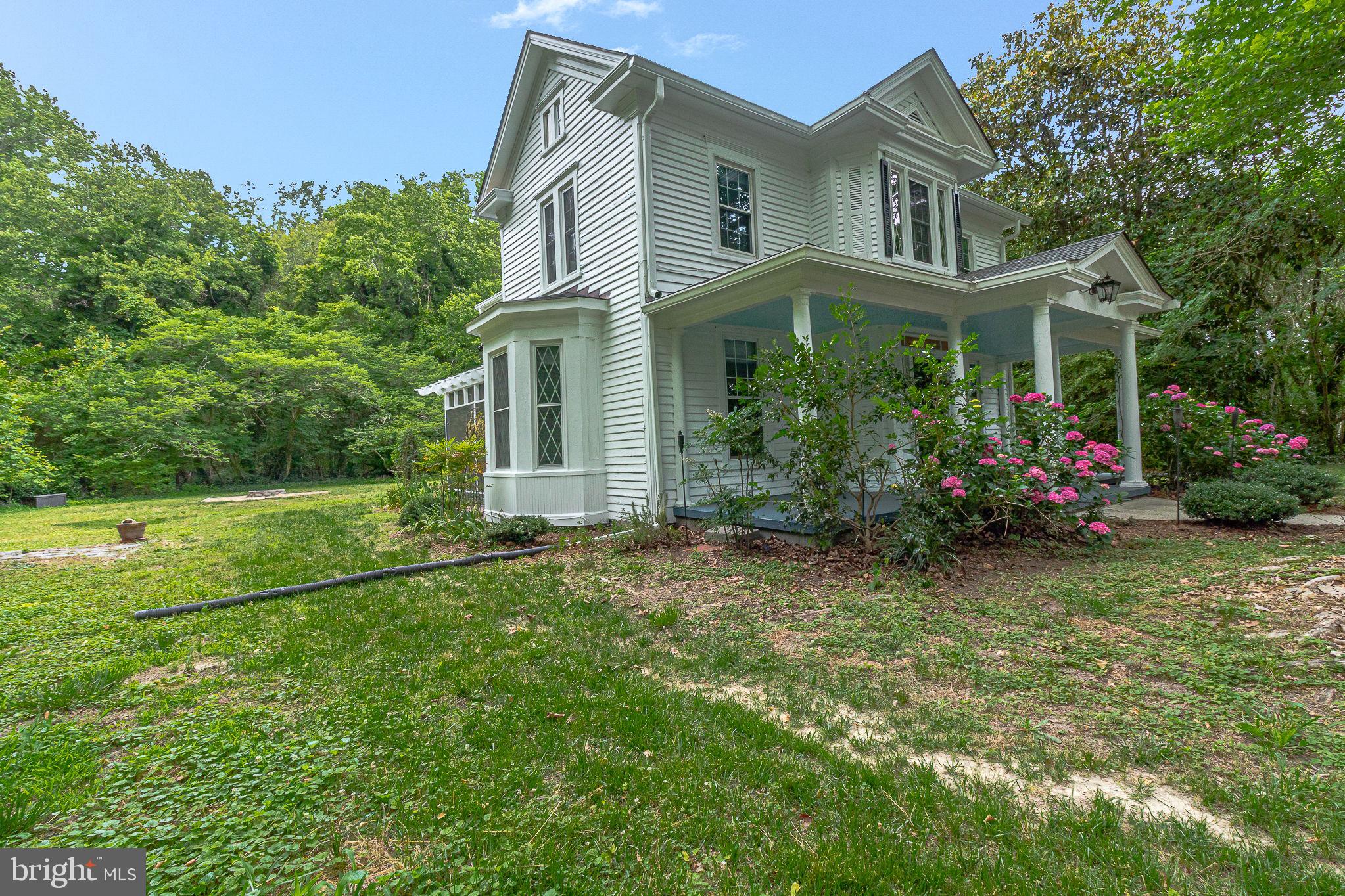3952 Irvington Road Irvington, VA 22480 - Photo 65 of 77 a front view of a house with garden