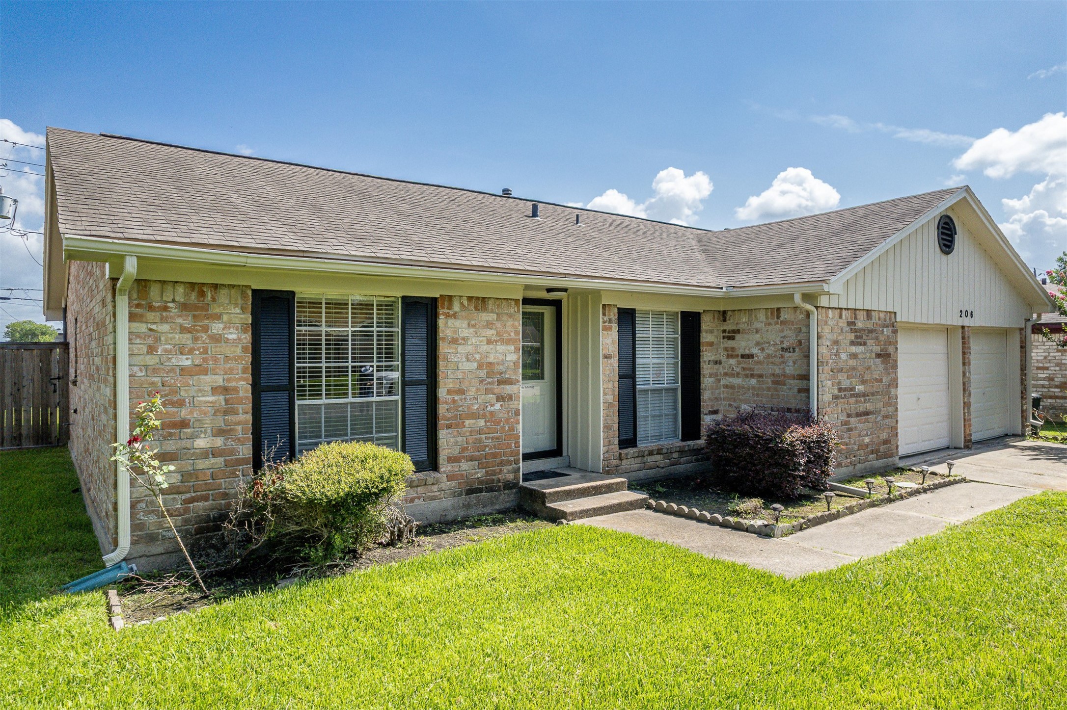 206 Kelly Lane Baytown, TX 77521 - Photo 3 of 38