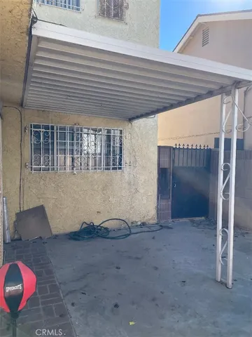 a view of a house with a backyard