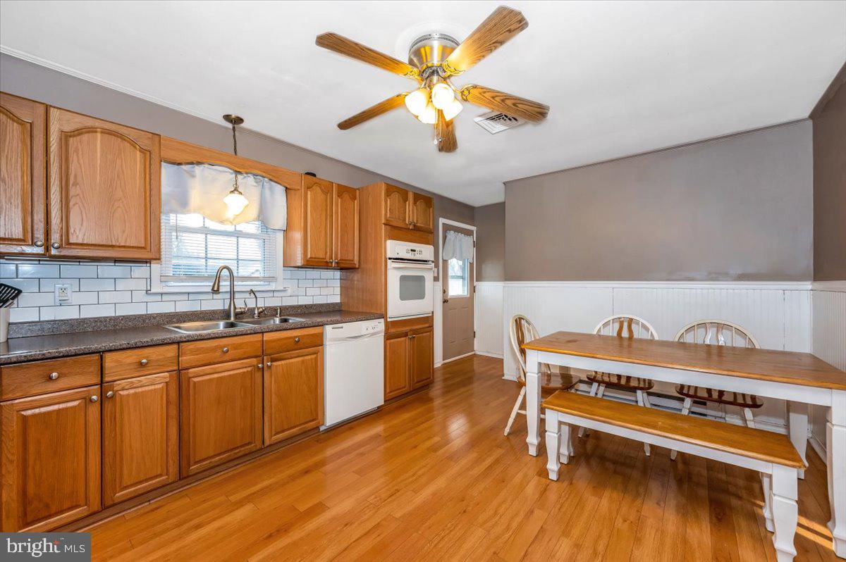 15225 Clear Spring Road Williamsport, MD 21795 - Photo 13 of 44 a kitchen with a stove a sink and a refrigerator