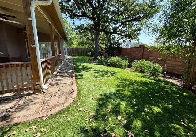 a view of a backyard with pathway