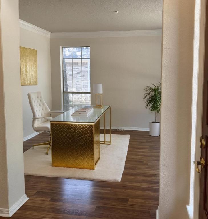 6319 Zadock Woods Drive Austin, TX 78749 - Photo 6 of 39 a living room with furniture and a potted plant