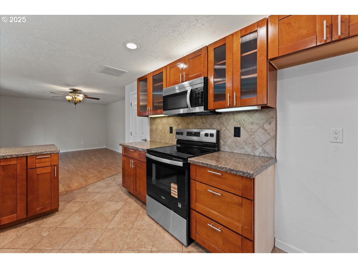 20624 Southwest Rosa Drive Beaverton, OR 97078 - Photo 11 of 36