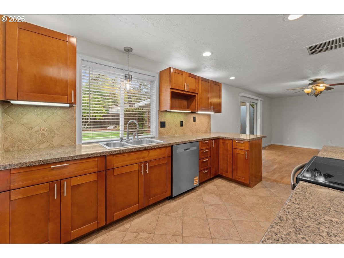 20624 Southwest Rosa Drive Beaverton, OR 97078 - Photo 12 of 36