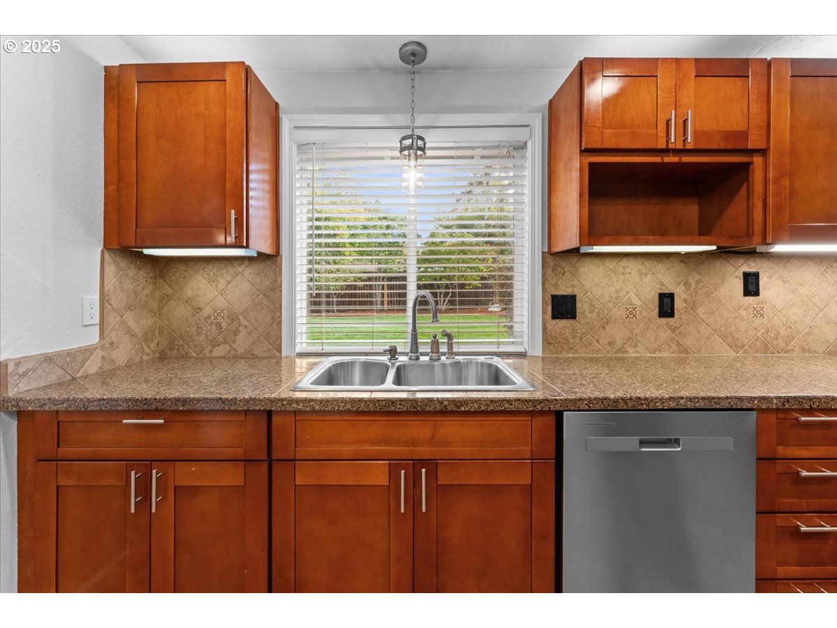 20624 Southwest Rosa Drive Beaverton, OR 97078 - Photo 10 of 36