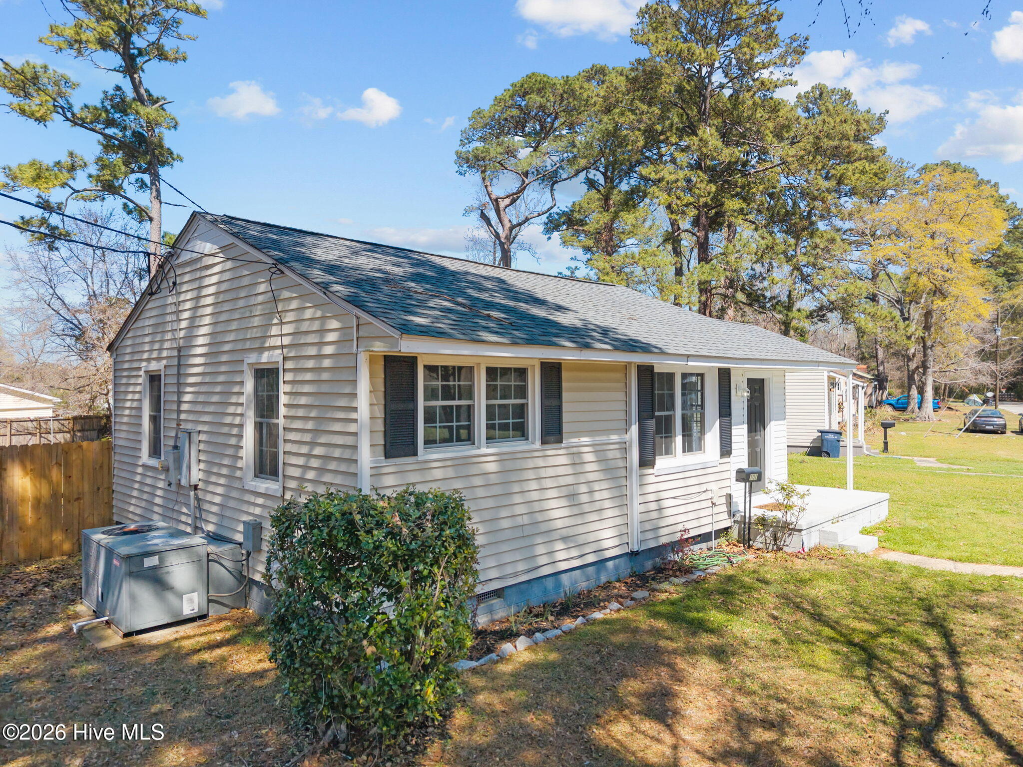101 Robin Road Jacksonville, NC 28540 - Photo 4 of 24 101 Robin Rd-front pic 3
