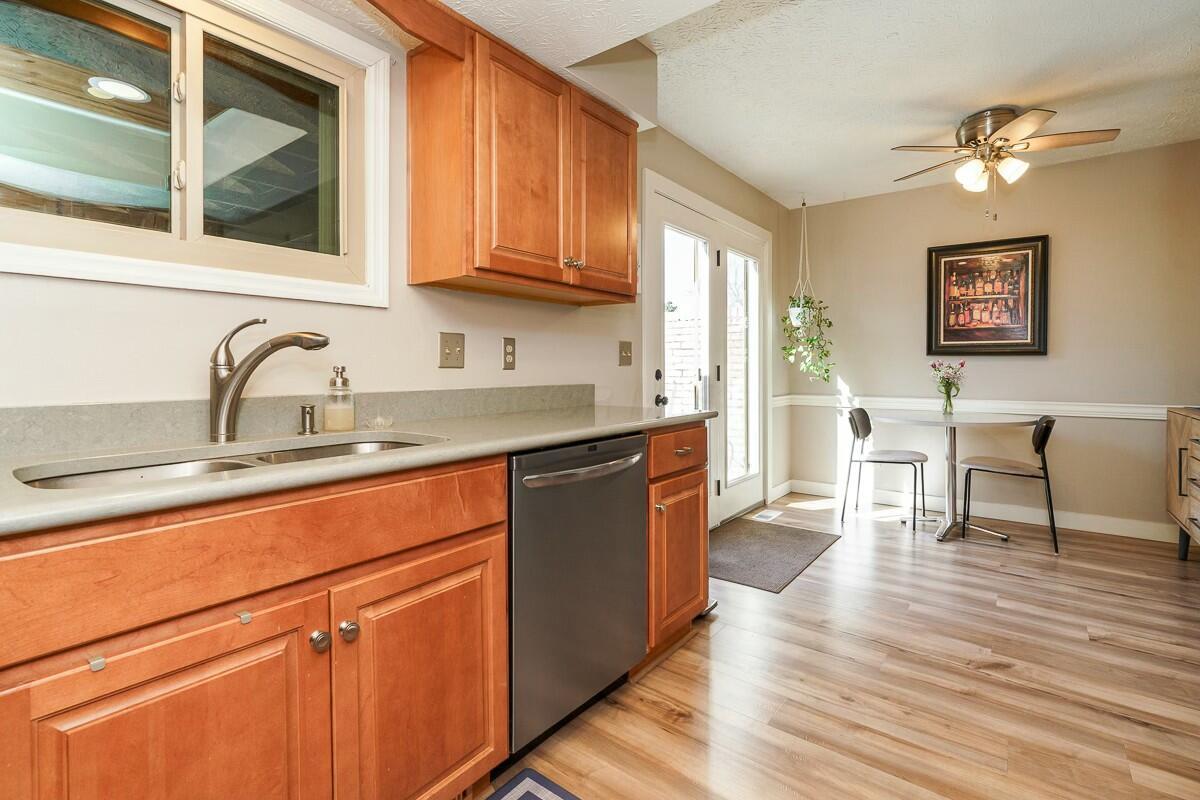 5281 Timberline Road, Unit 150 Columbus, OH 43220 - Photo 12 of 37 Kitchen