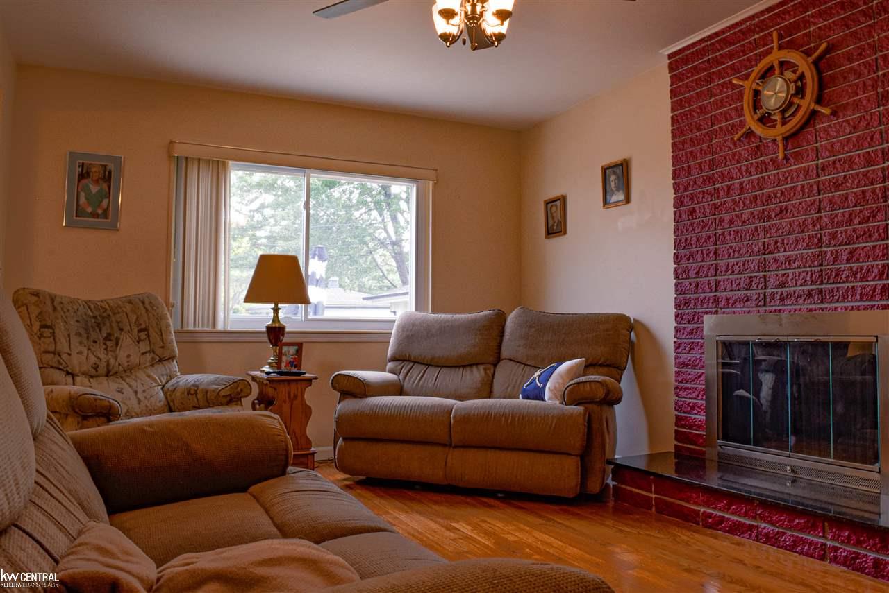 34641 Greentrees Road Sterling Heights, MI 48312 - Photo 6 of 28 50035537-5.JPG