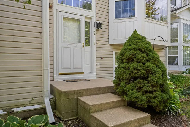 $244,900 | 1202 Fox Hill Lane, North Aurora, IL 60542