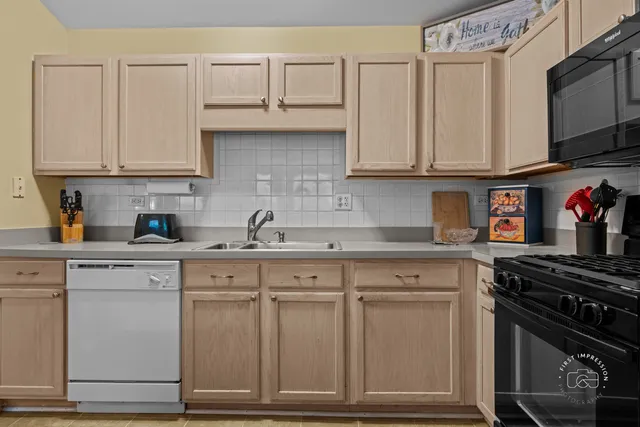 $244,900 | 1202 Fox Hill Lane, North Aurora, IL 60542