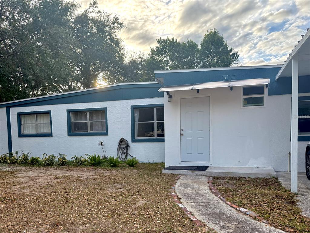 902 San Domingo Road Orlando, FL 32808 - Photo 3 of 18 a backyard of a house with lots of green space