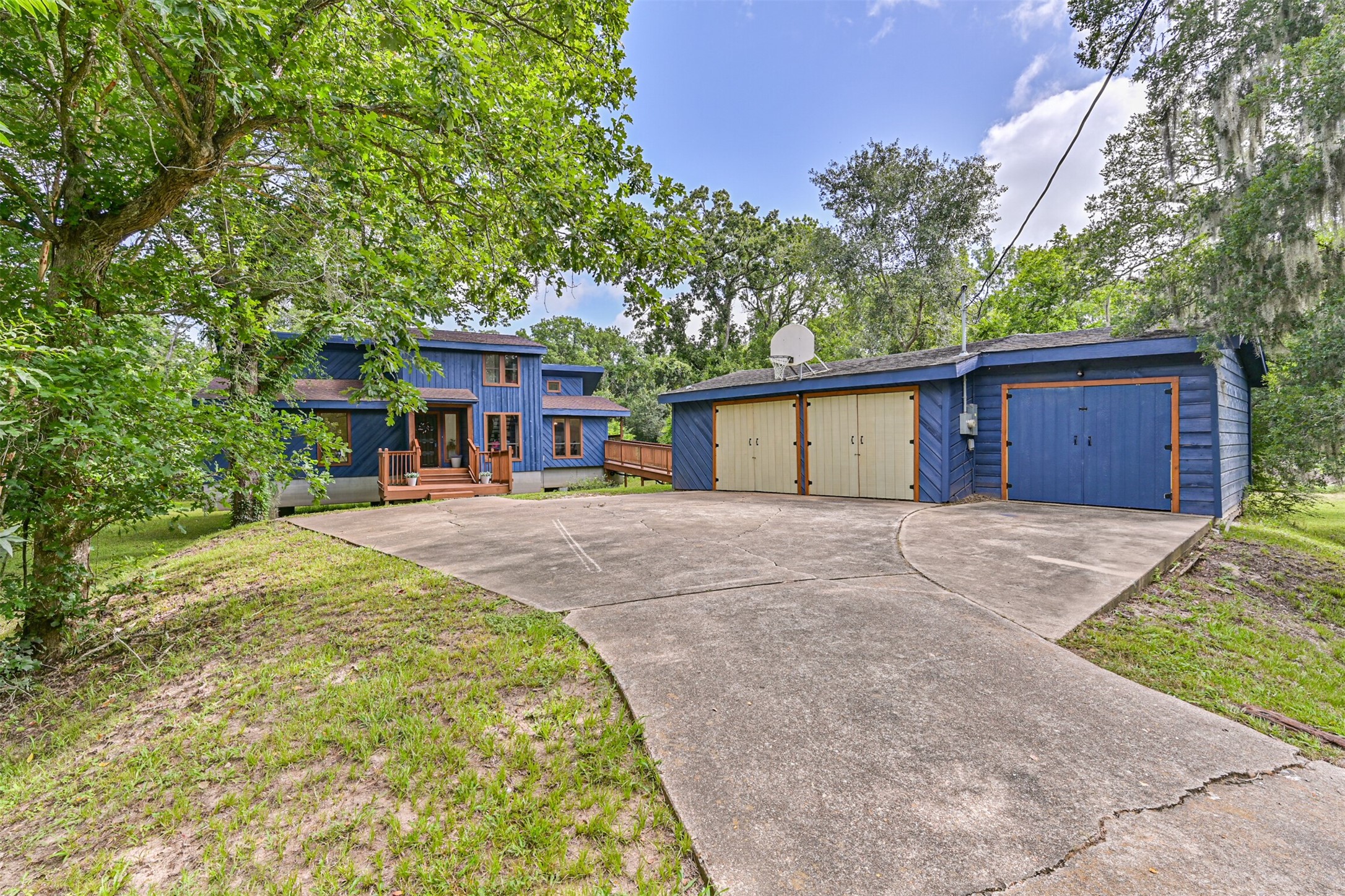 7445 Cobbs Oak Lane Rosharon, TX 77583 - Photo 30 of 39 Nice Driveway - lots of parking