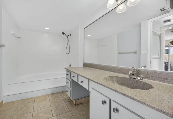 $2,200 | 612 Executive Center Drive, Unit 3107, West Palm Beach, FL 33401