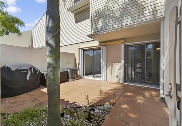 $2,200 | 612 Executive Center Drive, Unit 3107, West Palm Beach, FL 33401