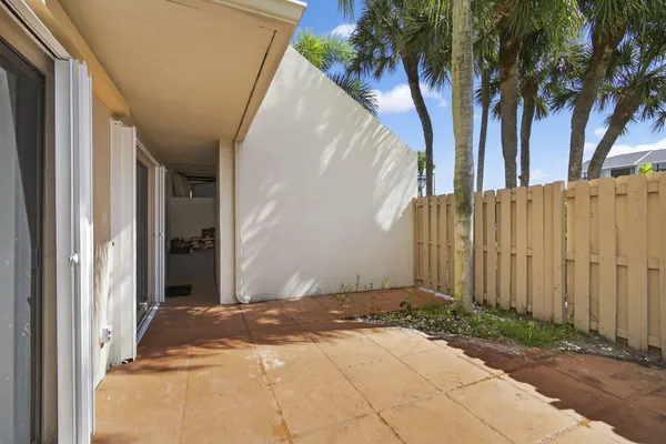 $2,200 | 612 Executive Center Drive, Unit 3107, West Palm Beach, FL 33401