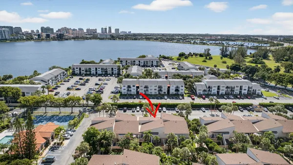 $2,200 | 612 Executive Center Drive, Unit 3107, West Palm Beach, FL 33401