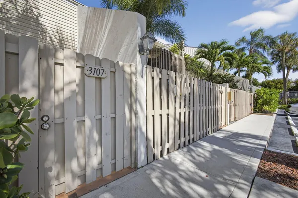 $2,200 | 612 Executive Center Drive, Unit 3107, West Palm Beach, FL 33401