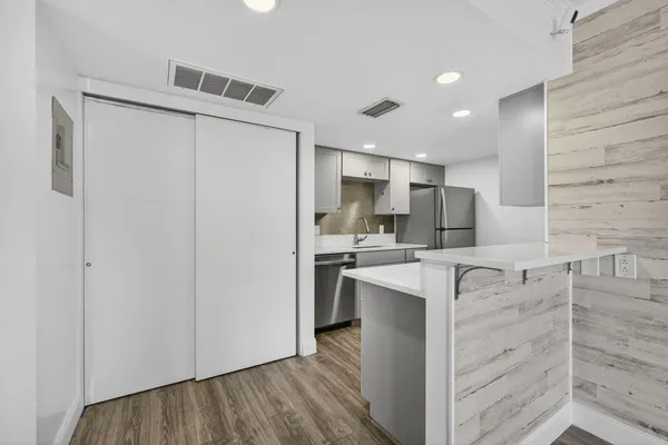 $2,200 | 612 Executive Center Drive, Unit 3107, West Palm Beach, FL 33401