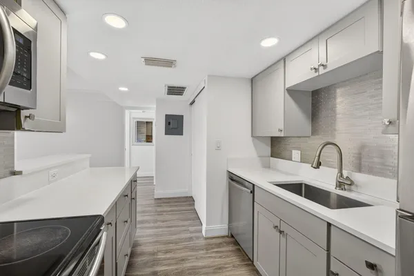 $2,200 | 612 Executive Center Drive, Unit 3107, West Palm Beach, FL 33401