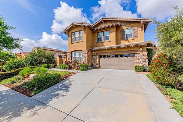 a view of a garden with an empty space