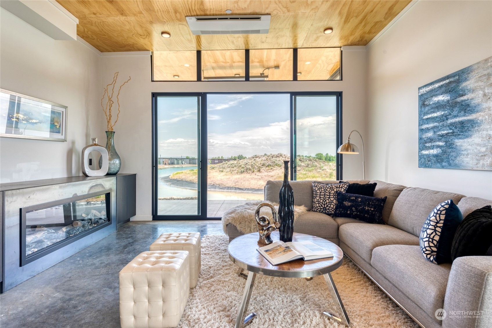 228 (lot 32) Nw Rattlesnake Point Road Quincy, WA 98848 - Photo 13 of 38 a living room with furniture and a large window
