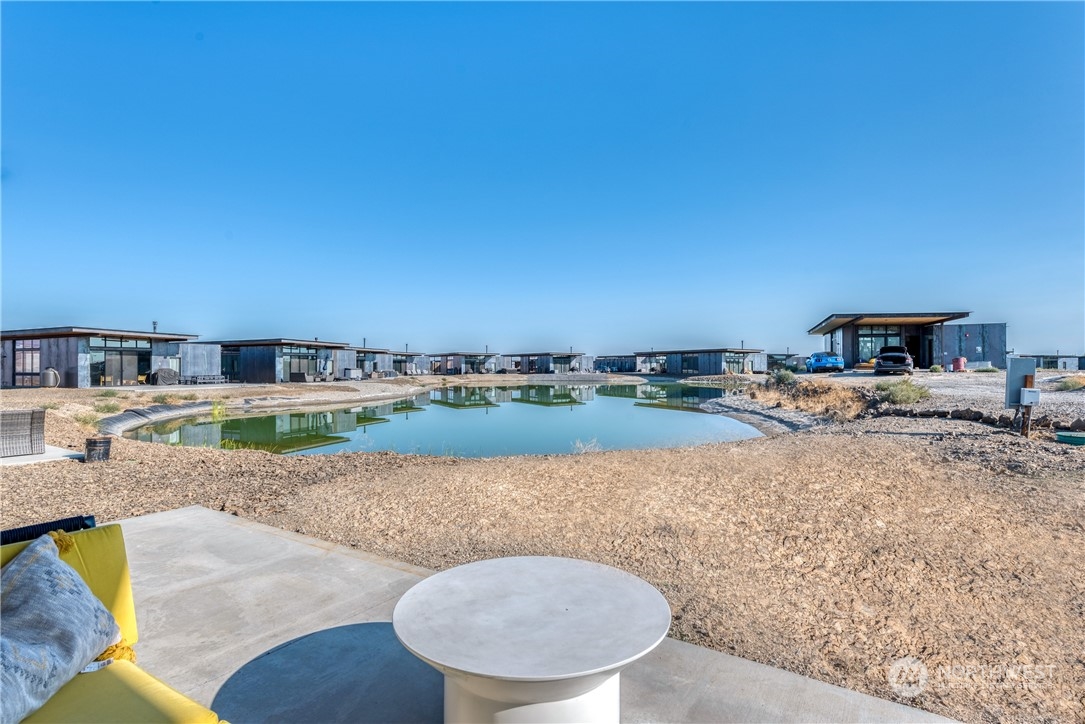 228 (lot 32) Nw Rattlesnake Point Road Quincy, WA 98848 - Photo 4 of 38 a living room with furniture and a floor to ceiling window
