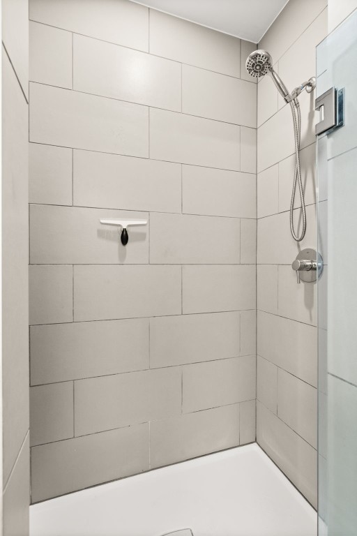 4361 South Congress Avenue, Unit 237 Austin, TX 78745 - Photo 14 of 28 a bathroom with a shower